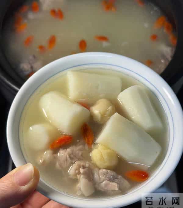 冬天裤脚全是白屑？别慌！身体乳+食疗双管齐下，皮肤嫩到掐出水