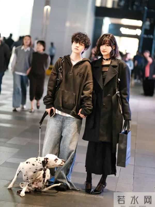 成都街拍太辣了，入冬后还在“秀身材”，又酷又美真惹眼！