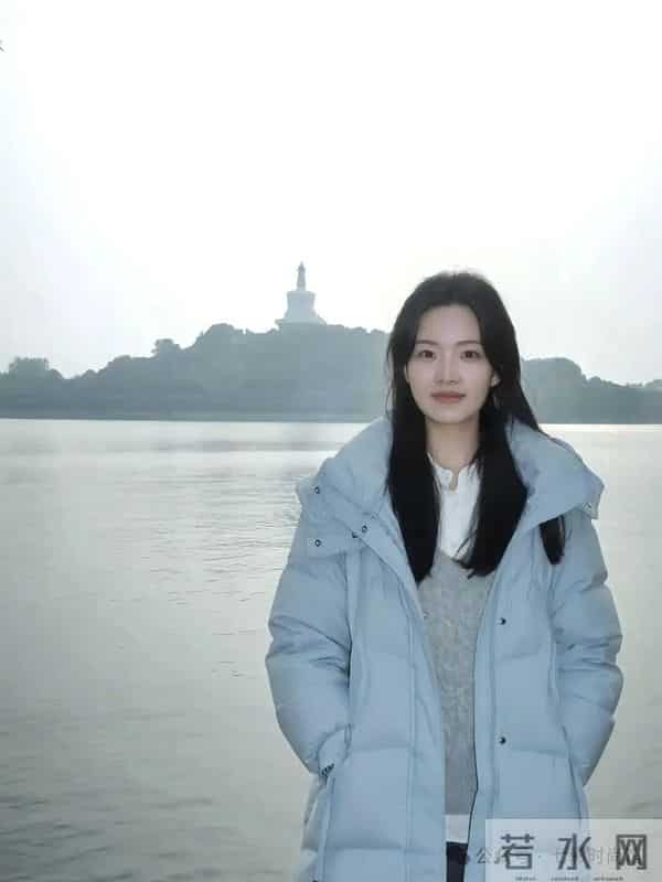 湖蓝羽绒服+阔腿裤，冬日文艺叠穿