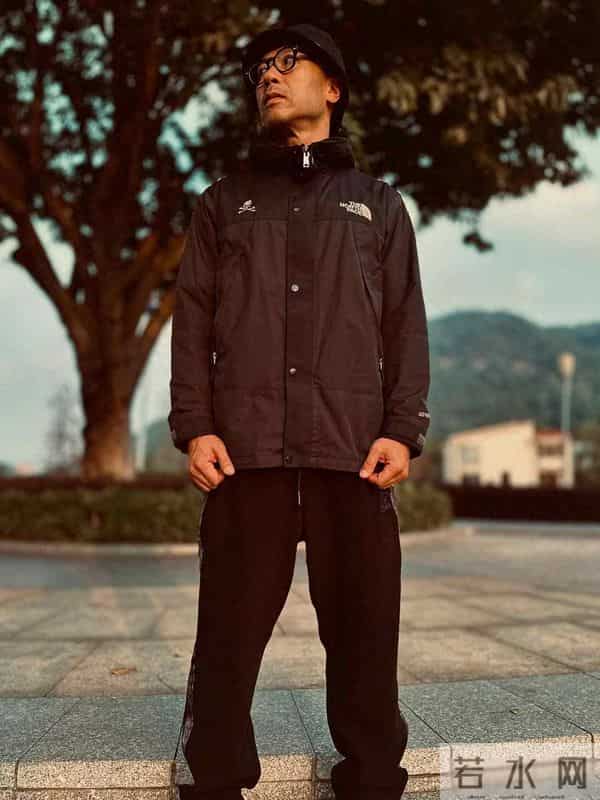 男人老了：可以不穿羽绒服、冲锋衣，但这3种外套不能少！特洋气