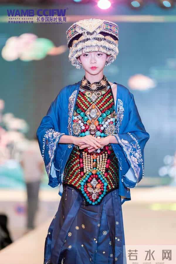 2025长春国际时装周 “落音”品牌年度首秀演绎冰雪风尚