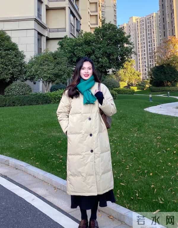 “长款羽绒服+半身裙”火了,这样穿保暖又时髦,谁穿谁好看!