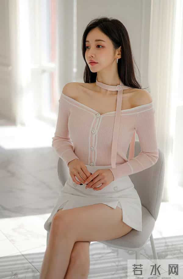 「甜欲轻熟少女风」把粉色的柔甜和露肤细节的小性感揉得又乖又媚