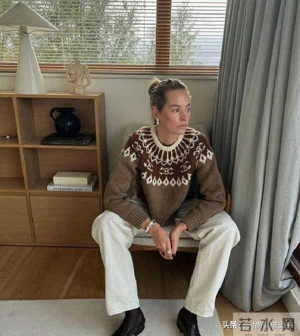 30年前的流行的毛衣又流行回来了,这样穿时髦复古!