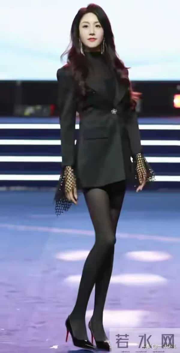 裁判比模特还要漂亮，身材简直无敌了身材火辣，气质优雅迷人！