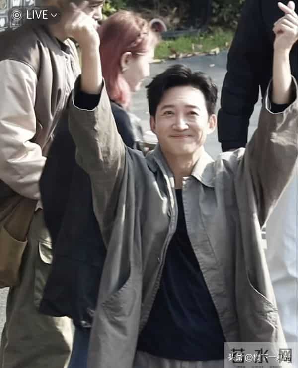 王阳新剧杀青 黑背心配大衣 胸肌发达 肌肉线条流畅 47岁像27岁帅小伙