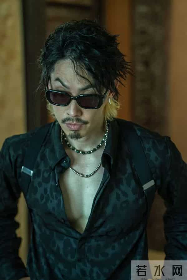 47岁吴建豪“瘦太狠”，穿吊带背心出门真抗冻，胡子拉碴像老头！