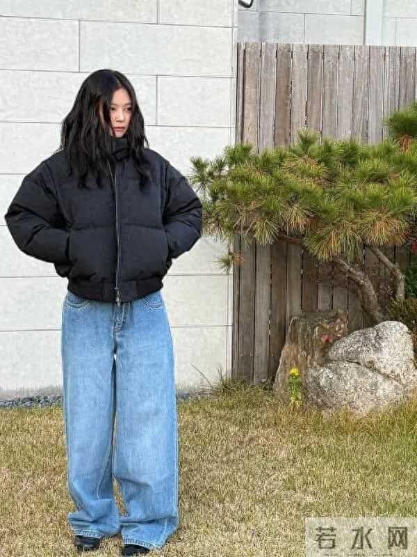 羽绒服+牛仔裤=冬天王炸CP！明星平民都在穿，保暖时髦还不挑人！