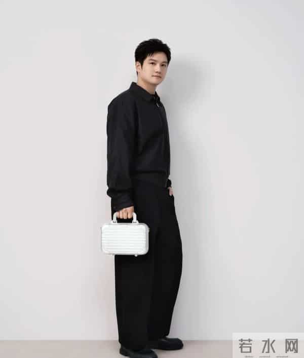 樊振东纯黑穿搭封神！男生全黑造型不沉闷的密码，照着穿稳不出错