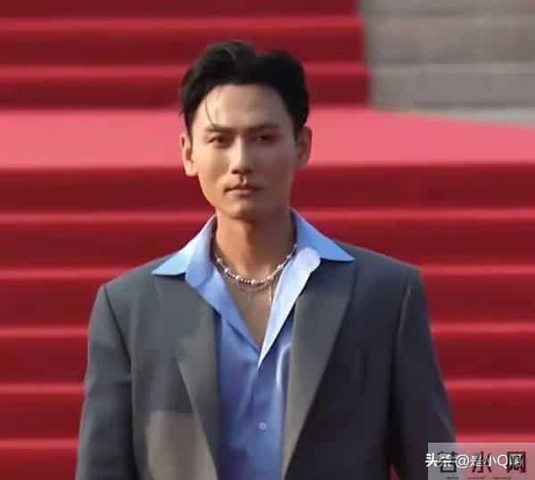 刘萧旭素颜“太丑”！短剧演员矮点老点都行，没男人气质才真垮！