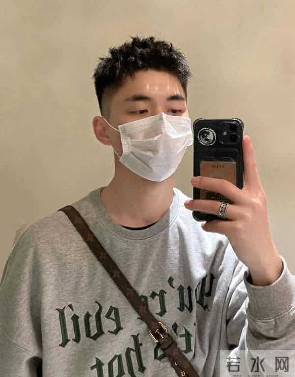 男生“两边剃光”发型真的很帅！秋冬就剪这3款，尽显潮男范儿！