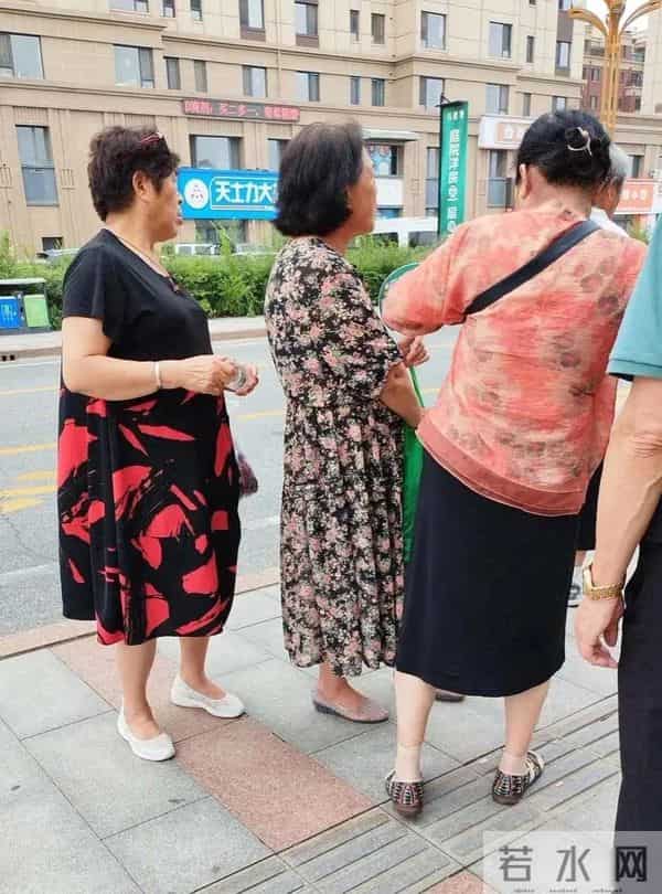为什么劝大妈们别模仿“年轻人穿搭”？看3组对比就懂，差别太大