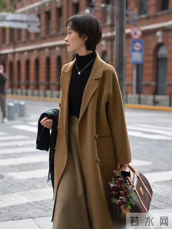 入冬后多穿基础款衣服，大衣、针织衫、半身裙，轻松提升你的气质