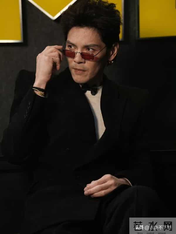 向佐风格大变，终于丢掉女装大佬的造型了！