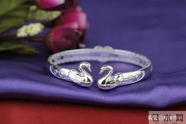 女人不管再持家，也要戴个银手镯，但牢记“3不戴”提醒每个家人