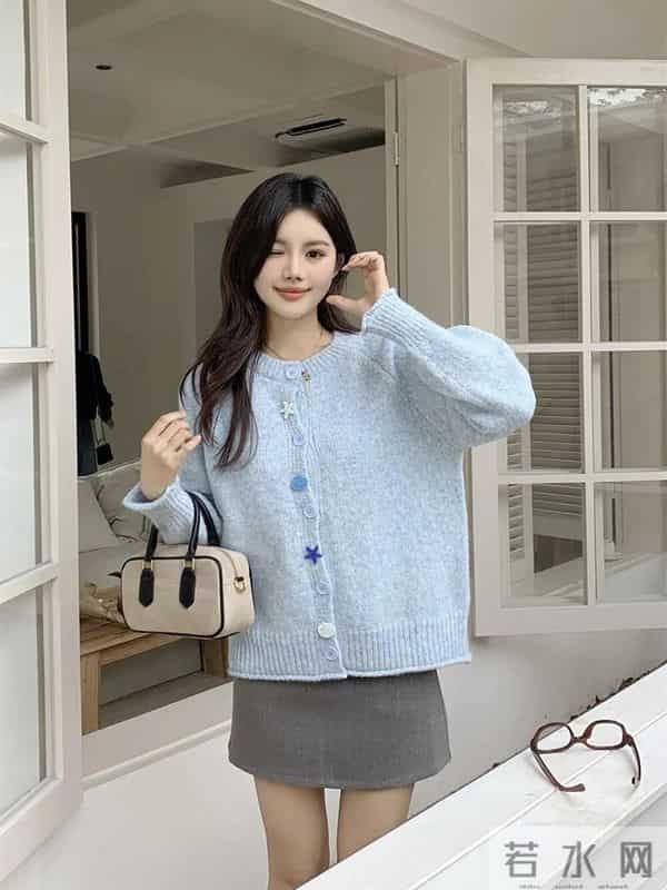 一件浅蓝开衫，让整个人都变得轻松又减龄