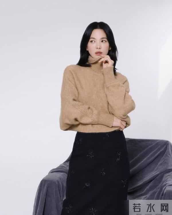 应对降温穿搭：宋慧乔的温暖和优雅，秋日的时尚哲学