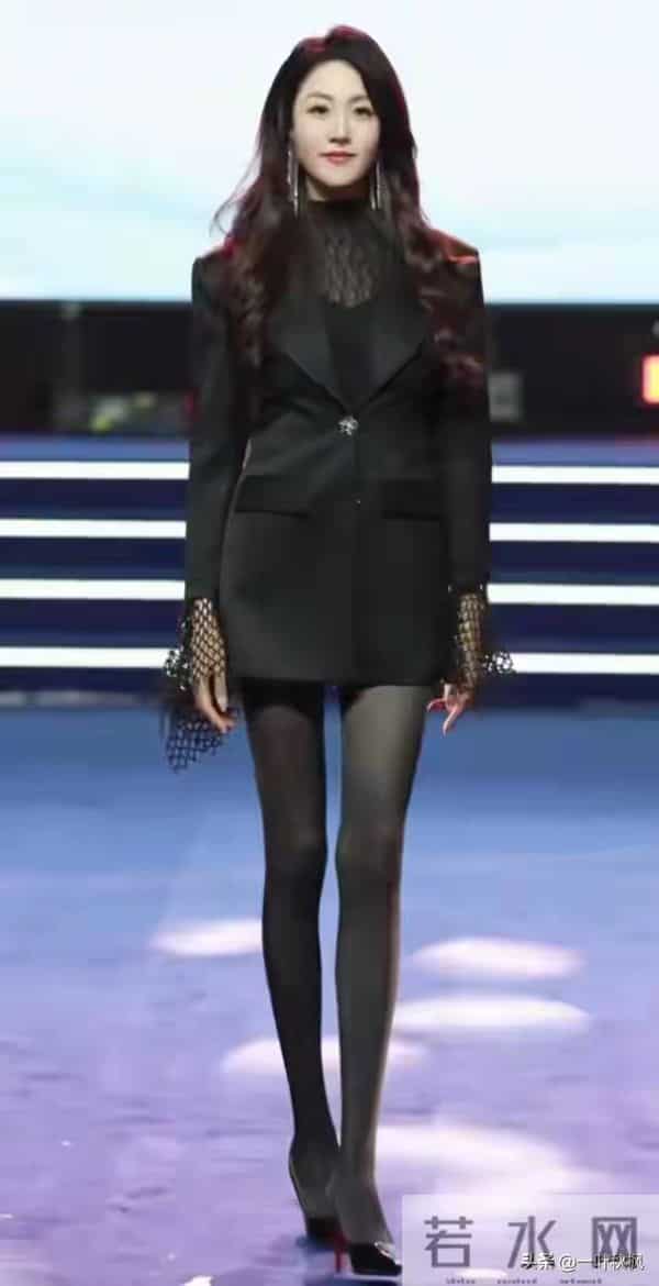 裁判比模特还要漂亮，身材简直无敌了身材火辣，气质优雅迷人！