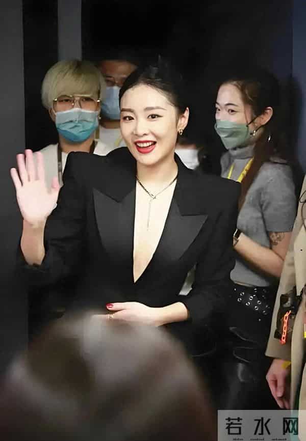 高叶真空西装炸场,这样的搭配穿上去很时尚