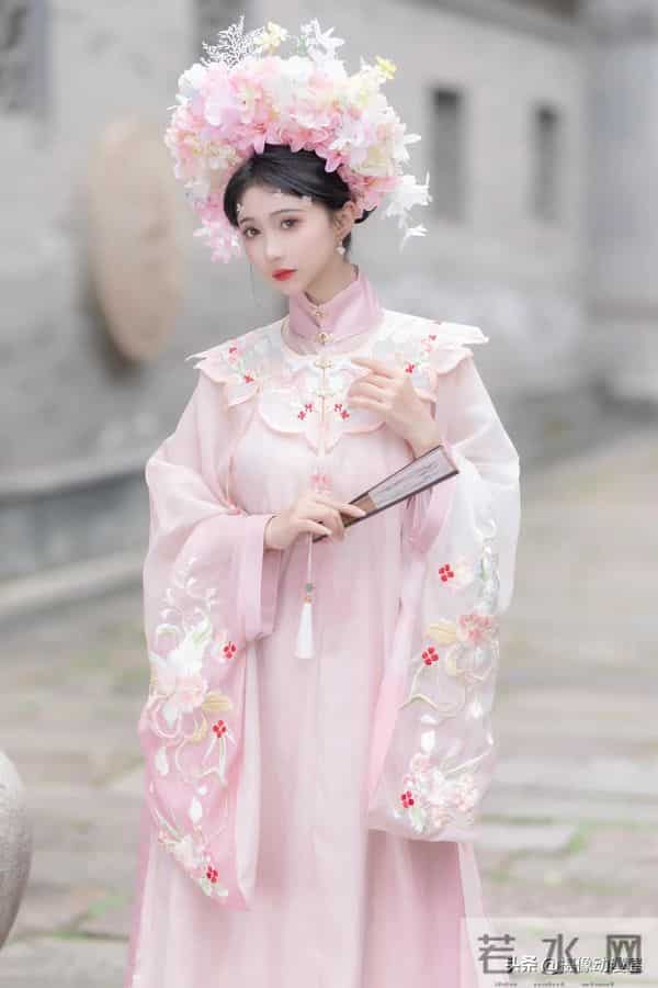 救命！这才是中式浪漫吧！粉纱配老院，美到心巴上