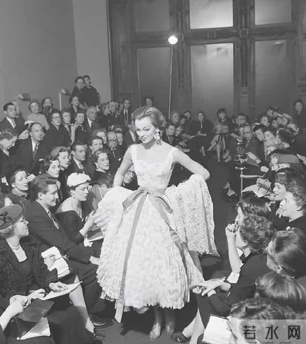 嫁纪梵希30年丧夫，52岁再出道，华裔奶奶凭“老钱脸”炸穿时装周