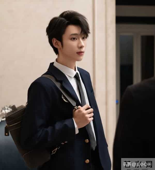 刘萧旭素颜“太丑”！短剧演员矮点老点都行，没男人气质才真垮！