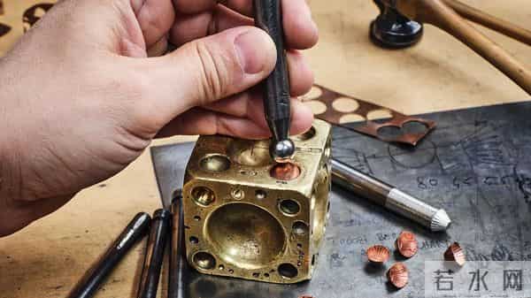 『珠宝』Hemmerle 推出 Scabiosa Stellata 铜制耳环：星芒松虫草