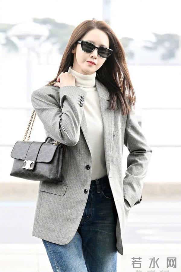 极简风穿搭的三个特点：简约、干净、利落的设计，休闲舒适又时尚