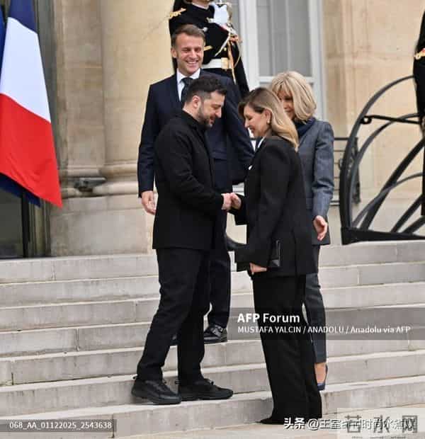 72岁布丽吉特欢迎乌克兰夫人！穿灰西装，踩10cm细高跟，嫩如少女