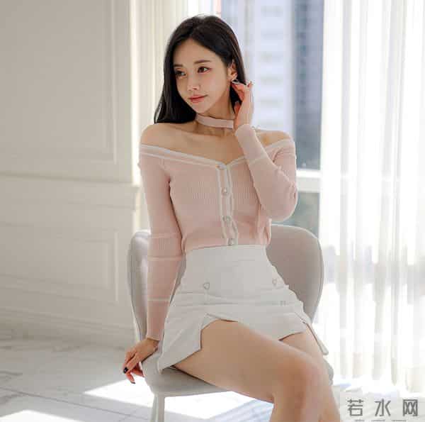 「甜欲轻熟少女风」把粉色的柔甜和露肤细节的小性感揉得又乖又媚