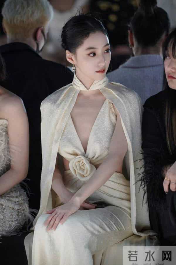 杨颖、杨超越和胡连馨同框亮相上海时装周，新中式穿搭成为新潮流