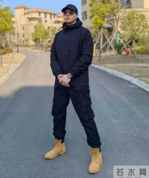 建议男人，今冬别穿羽绒服！换成“冲锋衣+工装裤”，又帅又年轻