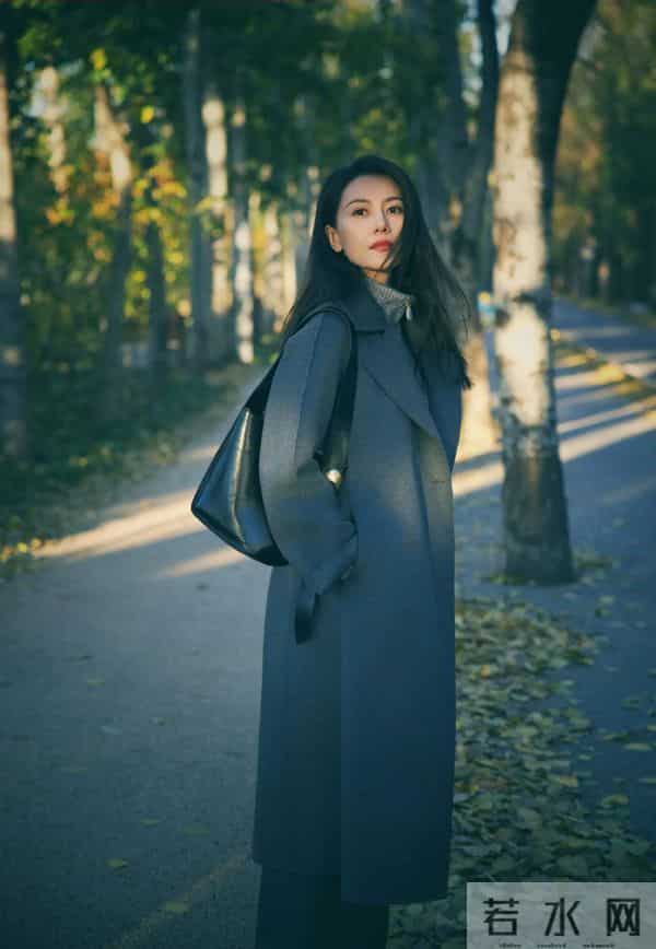 今冬流行的大衣，长款更时髦，搭配直筒裤、半身裙，干练又优雅