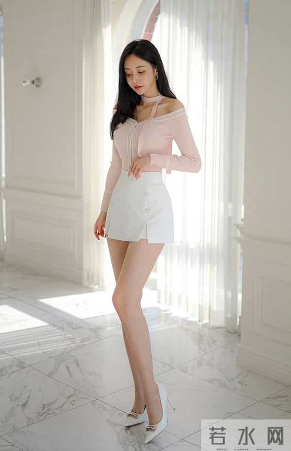 「甜欲轻熟少女风」把粉色的柔甜和露肤细节的小性感揉得又乖又媚