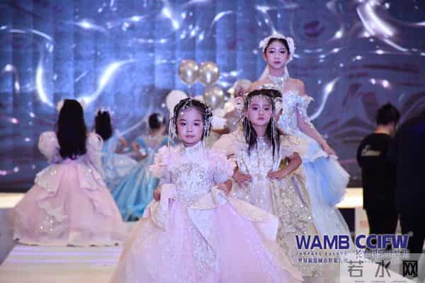 2025长春国际时装周 “落音”品牌年度首秀演绎冰雪风尚