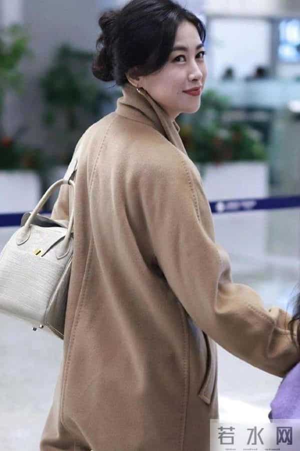 看了朱珠的穿搭，我悟了：秋冬大衣搭配颜色不过三，才更洋气显贵