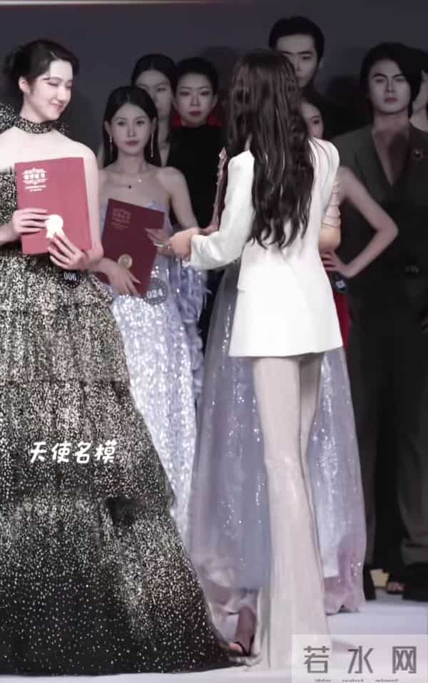 颁奖的比中奖的更美，徐敏也是风韵犹存的，身材一点不比超模差