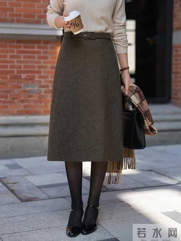 入冬后多穿基础款衣服，大衣、针织衫、半身裙，轻松提升你的气质