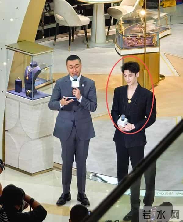 罗云熙空降杭州状态不佳！脸颊凹陷瘦成皮包骨，笑容诡异引热议