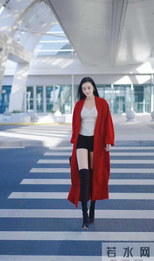 「明艳松弛辣妹风」把高饱和红的气场和露腿的轻性感揉得又艳又飒