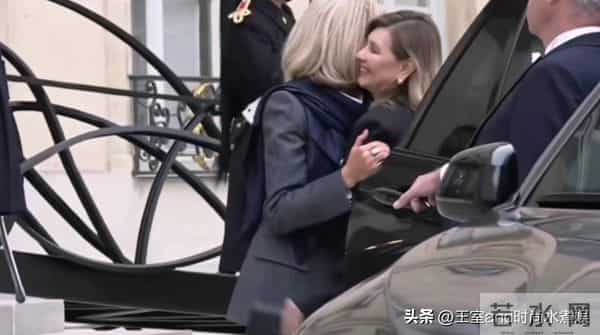 72岁布丽吉特欢迎乌克兰夫人！穿灰西装，踩10cm细高跟，嫩如少女