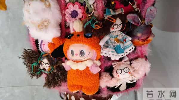 背半个身家出门？50块帆布包配3000块包挂，年轻人买爆千亿市场