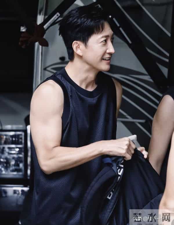 王阳新剧杀青 黑背心配大衣 胸肌发达 肌肉线条流畅 47岁像27岁帅小伙