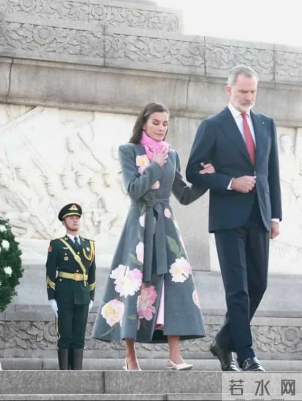 看西班牙王后穿搭，我悟了：衣不花哨，内搭简约，既显气质又优雅