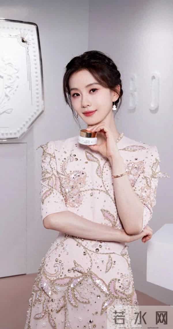 刘诗诗，这种妆感如“白瓷美人”，白里透粉发光的皮肤！美极了！