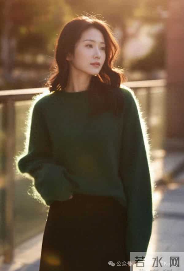 “碧玺绿毛衣+半裙”，太美太温柔了！
