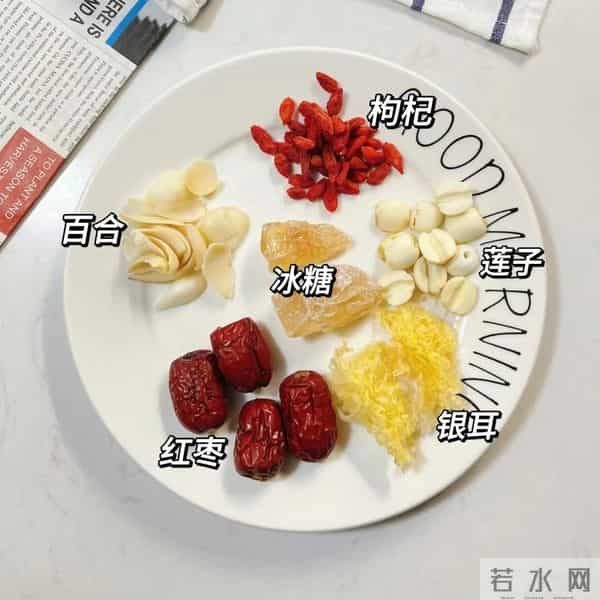 冬天裤脚全是白屑？别慌！身体乳+食疗双管齐下，皮肤嫩到掐出水