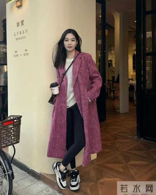 被杭州街拍惊艳了！满街都是“冬服+瑜伽裤”，洋气时髦又保暖