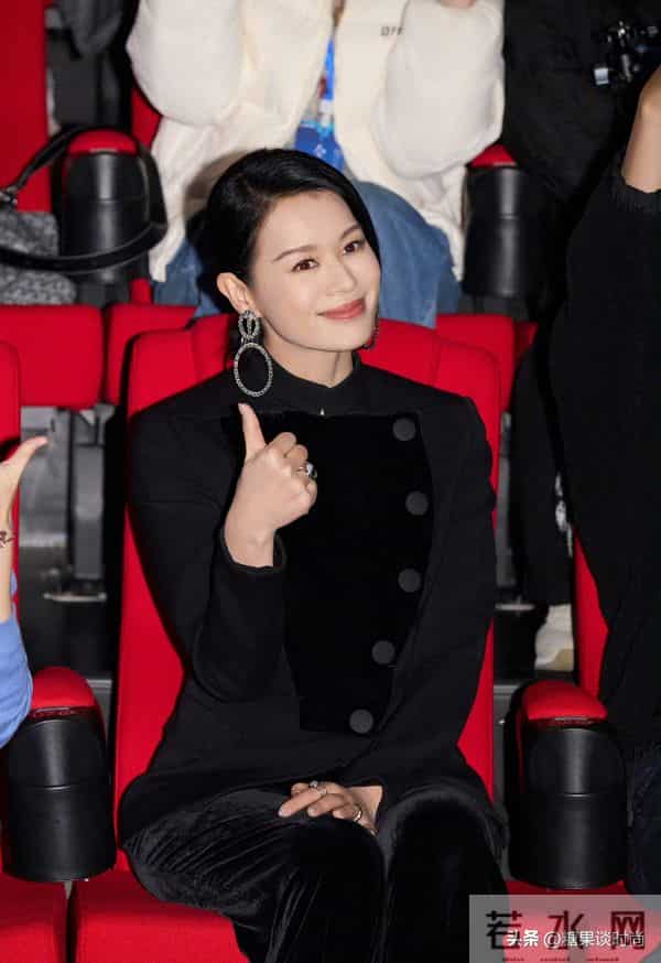 46岁的胡杏儿气色真好，身穿黑色西装，干净利落不失贵气感