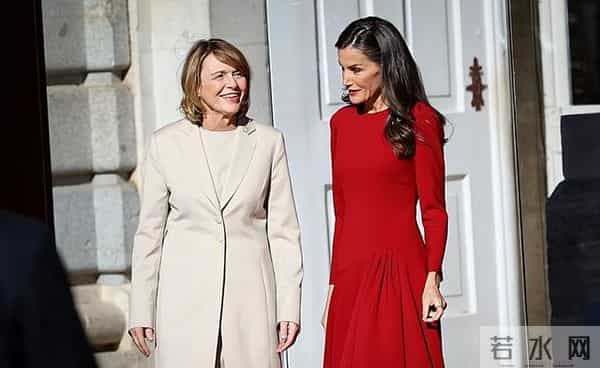 西班牙王后欢迎德国总统太美艳了！红裙配斗篷太好看，光腿真抗冻